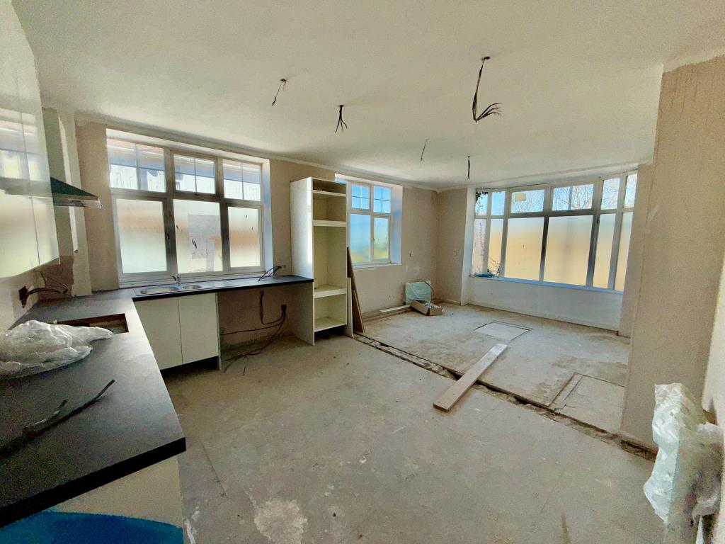 Lot: 60 - FREEHOLD SITE WITH PLANNING FOR CONVERSION AND NEW BUILD TO PROVIDE TEN FLATS - Kitchen/living room